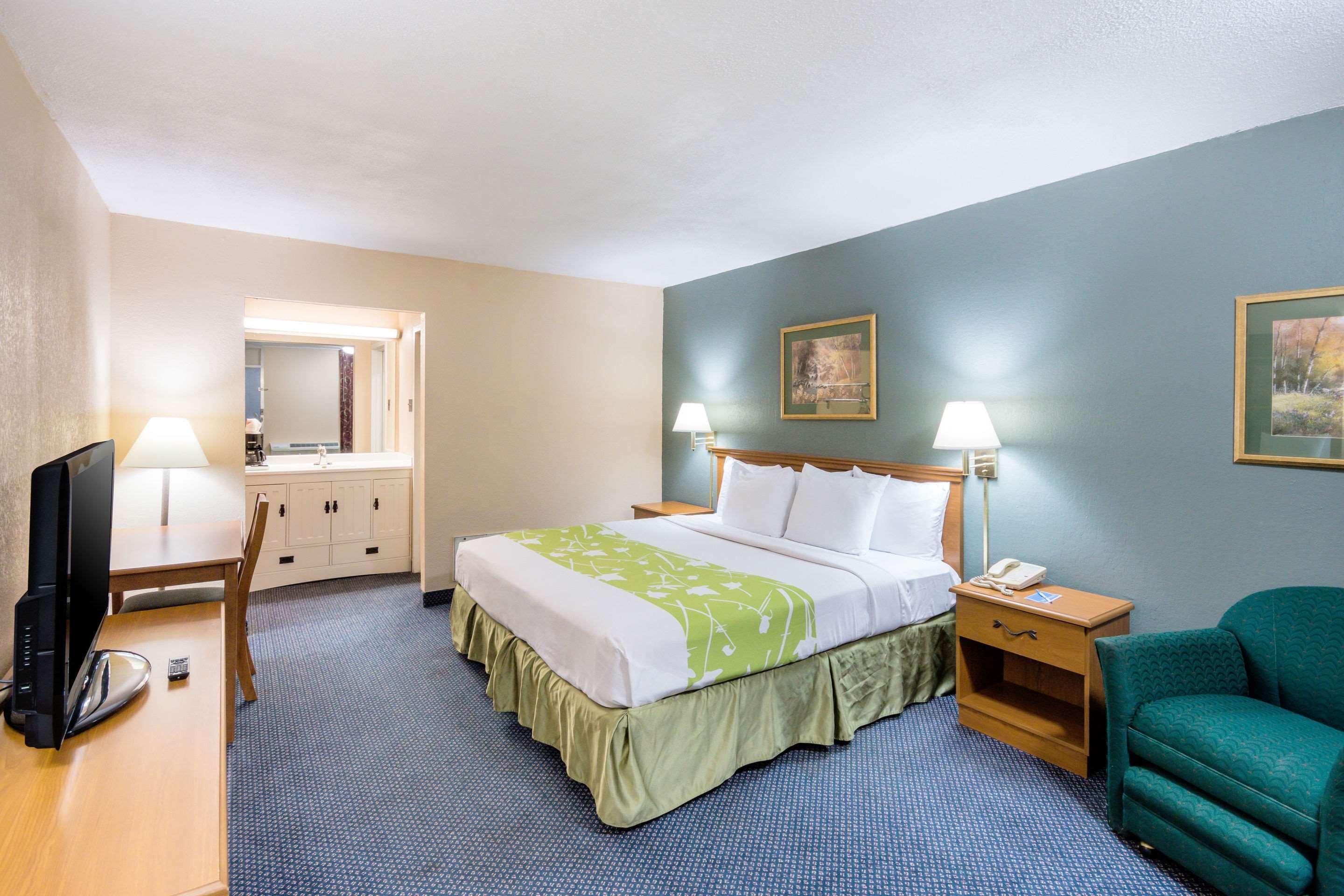 Rodeway Inn And Suites Portsmouth Exteriör bild