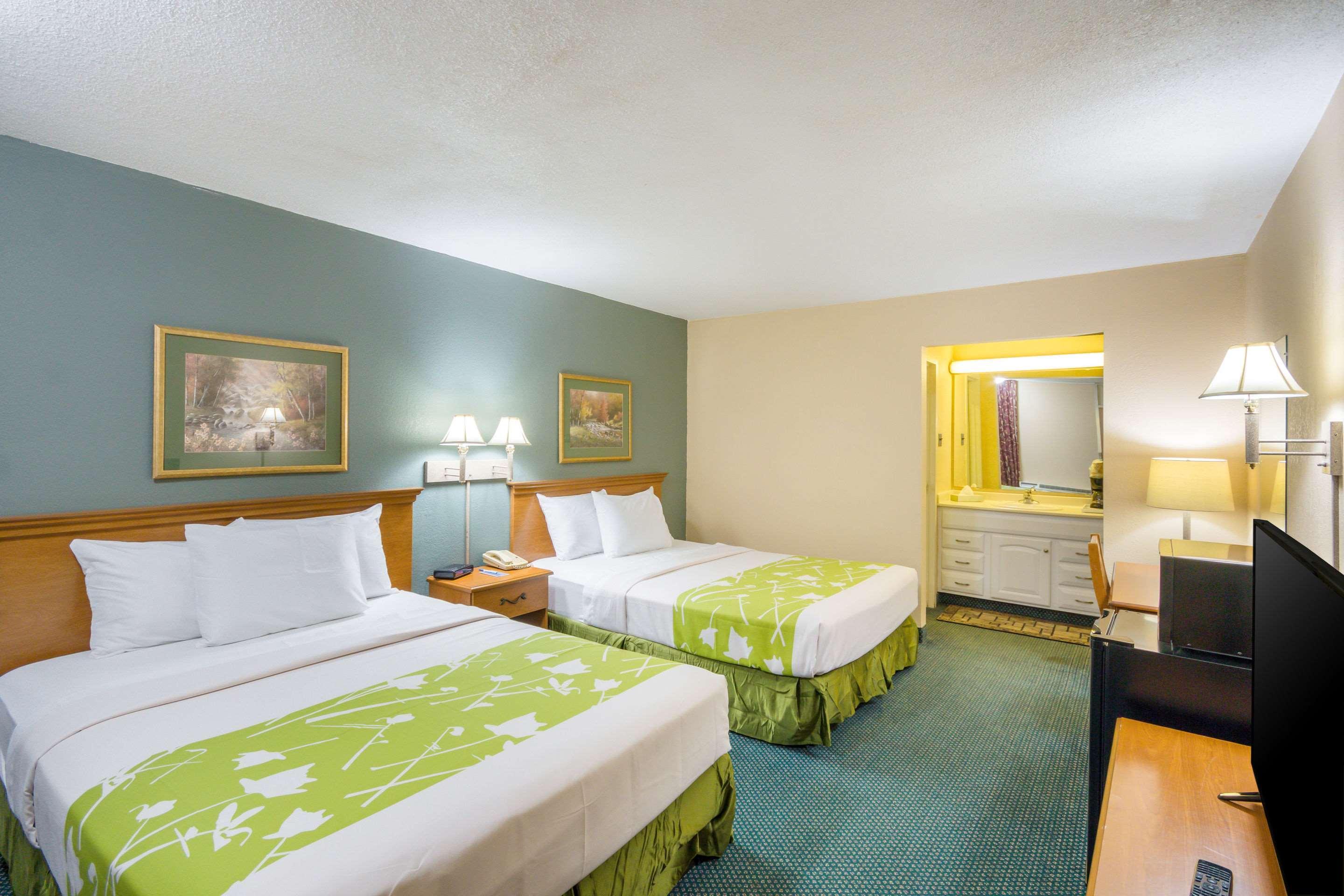 Rodeway Inn And Suites Portsmouth Exteriör bild