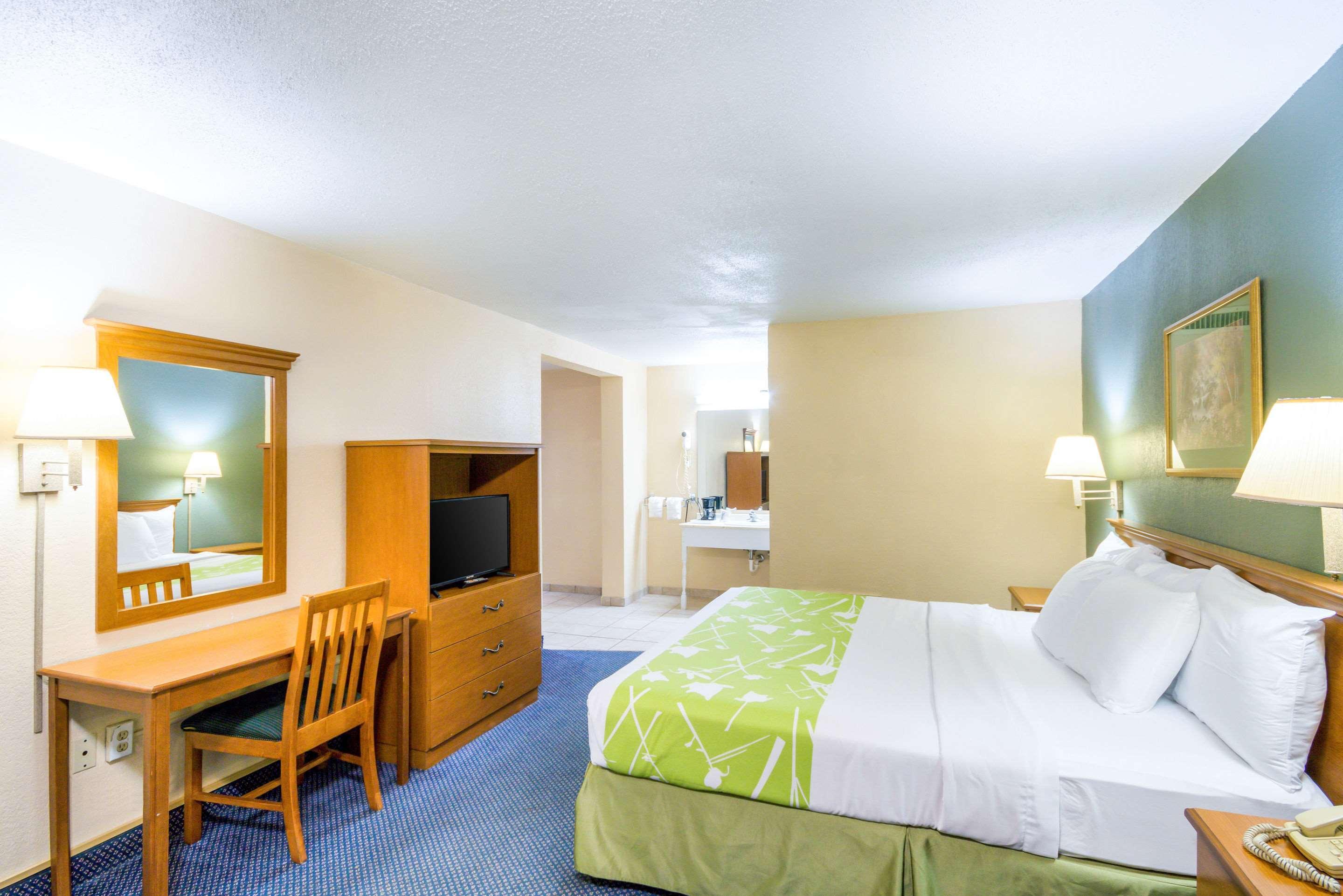 Rodeway Inn And Suites Portsmouth Exteriör bild